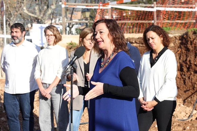 La presidenta del Govern, Francina Armengol, durante el acto de colocación de la primera piedra de las nuevas VPO en Esporles.