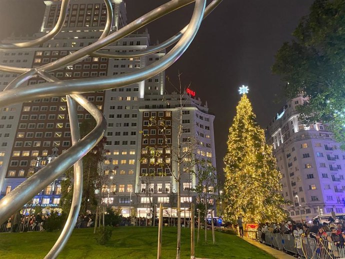 Un árbol de Navidad iluminado en la Plaza de España.