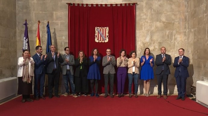 La presidenta del Govern, Francina Armengol, y los consellers, en el Consolat.