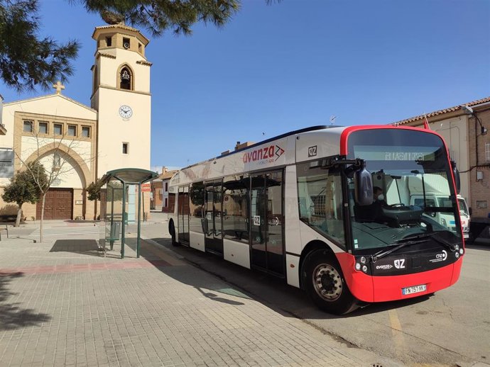 Archivo - Un autobús eléctrico circulará en Zaragoza
