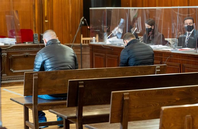 Archivo - Dos de los acusados del asesinato del joyero de Carmona en una sesión del juicio en la Audiencia de Sevilla.