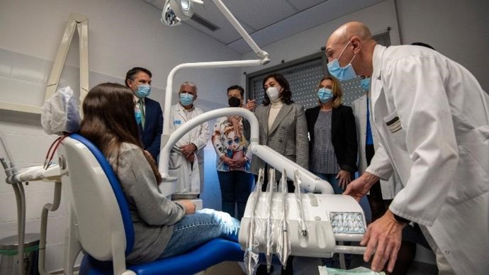 La presidenta del Gobierno de La Rioja, Concha Andreu, y la consejera de Salud, María Somalo, han presentado, en el centro de salud Espartero de Logroño, el nuevo programa de salud bucodental infantil de La Rioja