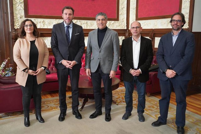 De izquierda a derecha, los alcaldes de La Cistérniga, Patricia González; Valladolid capital, Óscar Puente; y Simancas, Alberto Plaza; el concejal de Movilidad y Espacio Urbano de Valladolid, Luis Vélez; y el gerente de Auvasa, Álvaro Fernández Heredia.