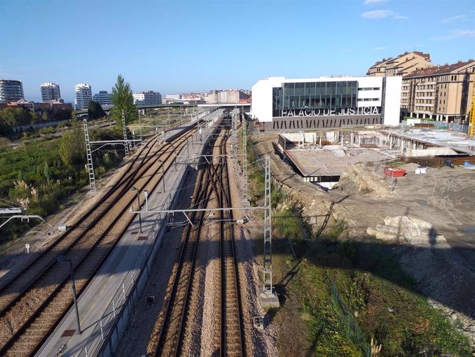 Archivo - Vías de tren a la entrada a Gijón