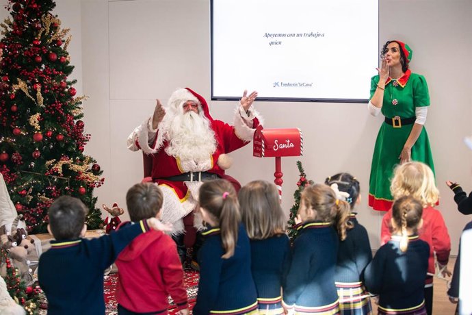 Niños de Ibiza entregan sus cartas a Papá Noel en el centro 'all in one' de CaixaBank en la isla.