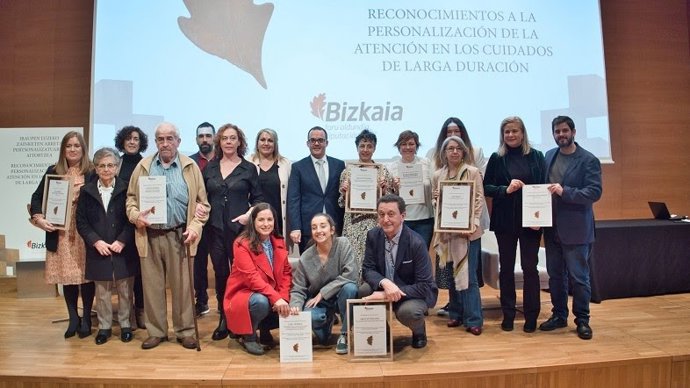 El diputado de Acción Social de Bizkaia, Sergio Murillo, con representantes de las entidades galardonadas.