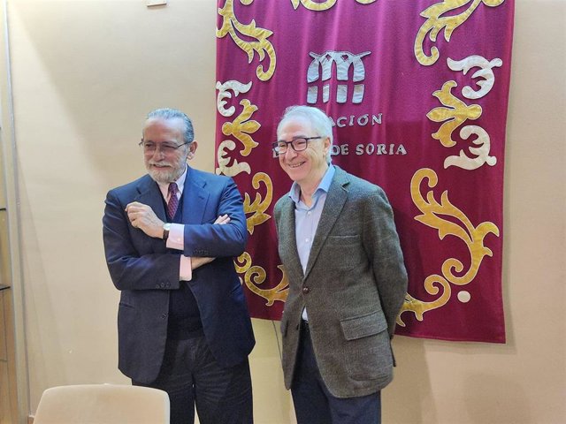 Rodríguez Ponga (izda) junto a José María García, del Centro Antonio Machado, detallan las actividades de la Fundación Duques de Soria.