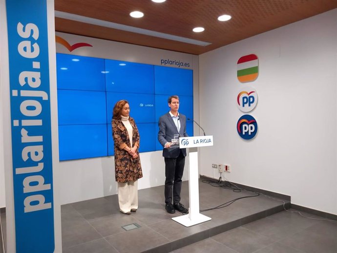 El candidato a la presidencia del PP de La Rioja, Gonzalo Capellán, junto a María Martín