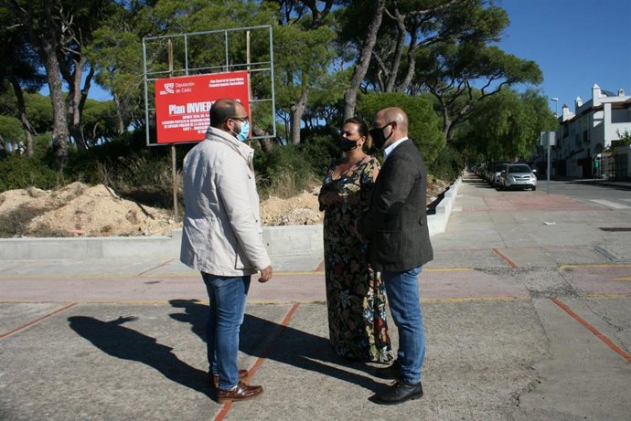 Visita del diputado de Desarrollo Local, Manuel Chacón, junto a la alcaldesa de Puerto Real, Elena Amaya, al parque Pinar de Casines. Archivo