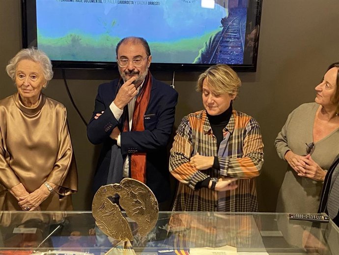 El presidente del Gobierno de Aragón, Javier Lambán, con la familia Labordeta de Grandes.