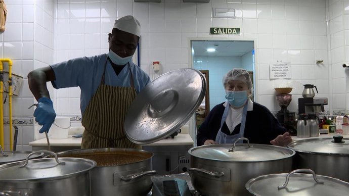 Sor Esperanza Gómez, junto a uno de los cocineros del comedor social del Pumarejo.
