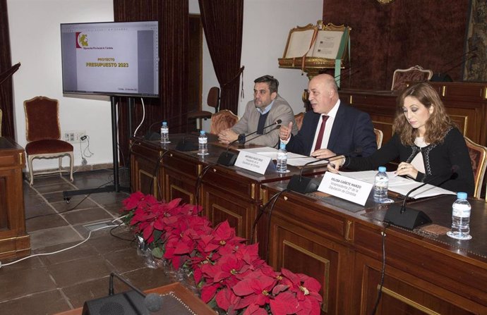 El presidente de la Diputación de Córdoba, Antonio Ruiz (centro), y la delegada de Hacienda y Gobierno Interior, Felisa Cañete, en la presentación de los Presupuestos para 2023.