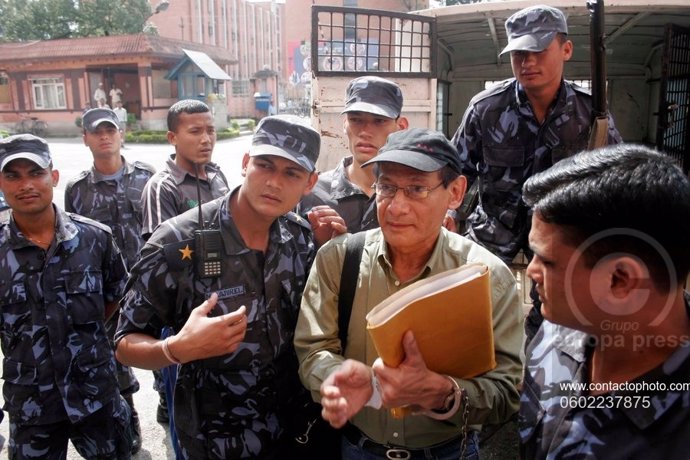 La Policía nepalí traslada al juzgado al asesino en serie Charles Sobhraj