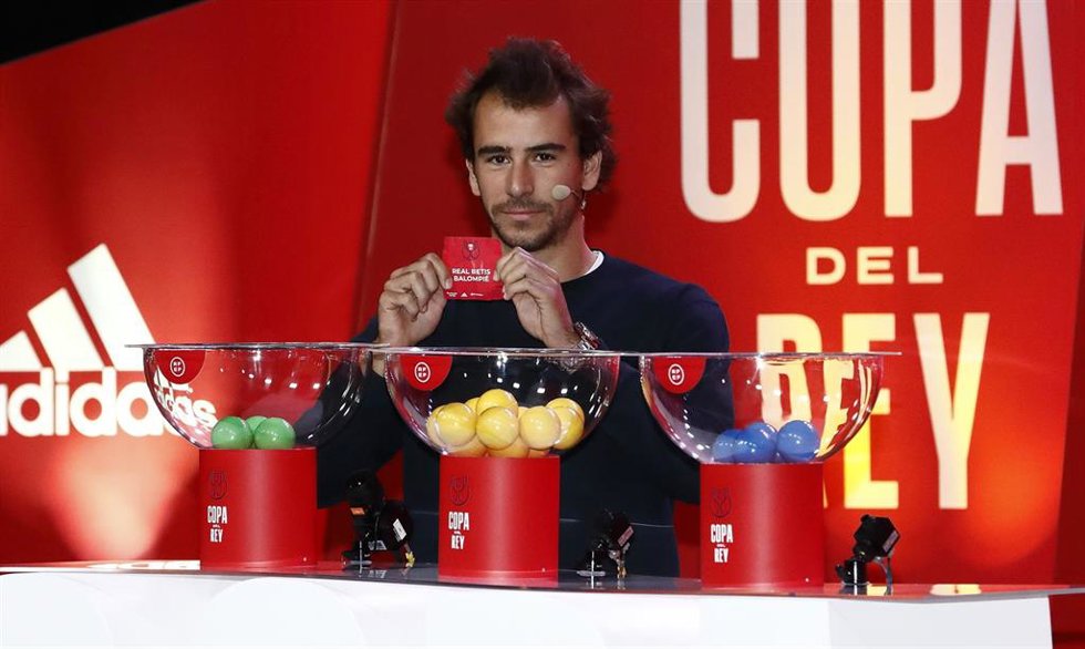 El futbolista del CD Ibiza Islas Pitiusas Jaume Villar, durante el sorteo de dieciseisavos de final de la Copa del Rey.