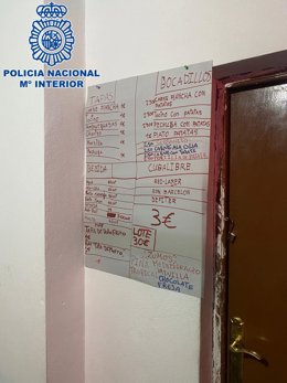 Cartel en el bar desmantelado.