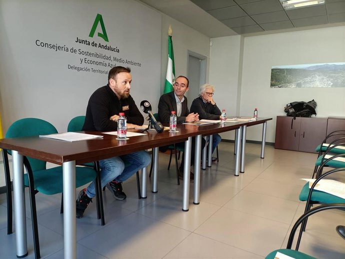 El delegado de Sostenbilidad de Almería participa en la presentación del calendario dedicado a las aves urbanas