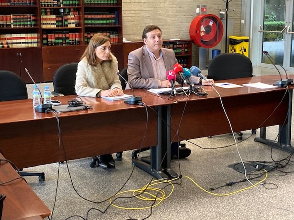 Eva Martín y Francisco Javier Amaya informan de los acuerdos de la Mesa Sectorial de Educación.