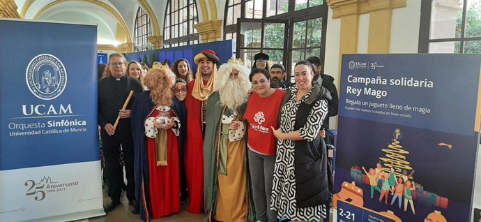 Imagen de la entrega de juguetes por parte de la Universidad Católica de Murcia a Cáritas para su reparto entre familias necesitadas