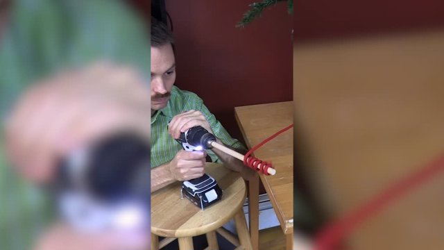 Este hombre crea mecanismos para adornar su casa y envolver los regalos de Navidad
