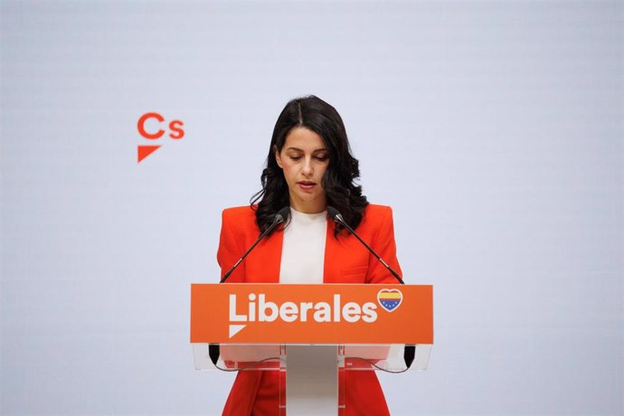 La presidenta nacional de Ciudadanos (Cs), Inés Arrimadas, durante una rueda de prensa, en la sede de su partido.