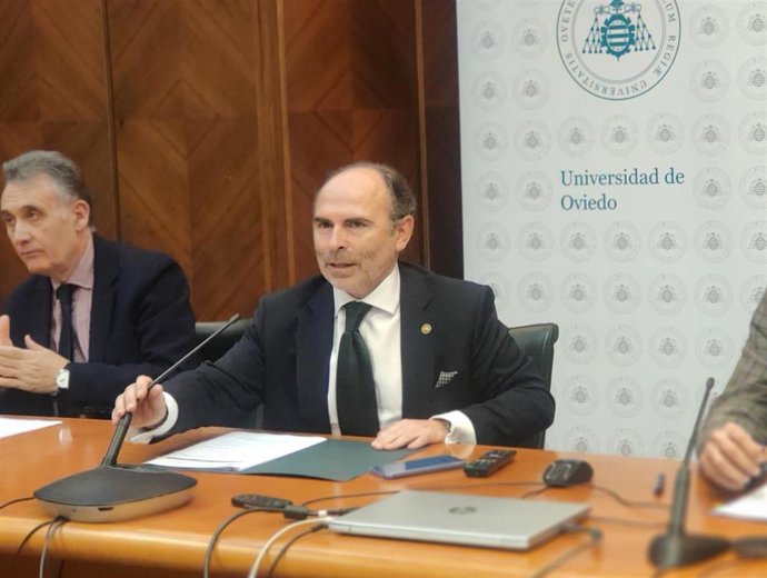 El rector de la universidad de Oviedo, Ignacio Villaverde, en rueda de prensa.