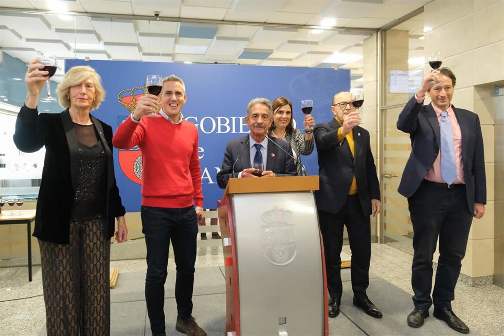 El presidente de Cantabria, Miguel Ángel Revilla; el vicepresidente, Pablo Zuloaga y otros consejeros felicitan las fiestas navideñas a los empleados públicos del Gobierno