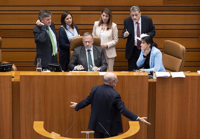 Igea se dirige a la Mesa de las Cortes para pedir el voto por llamamiento en  la enmienda sobre la ELA