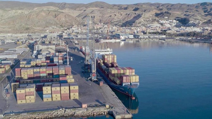 Archivo - Terminal de contenedores en un puerto.