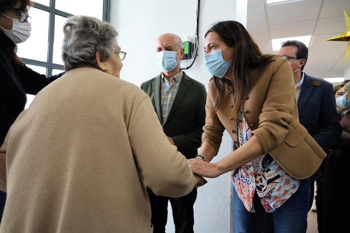 La consejera de Inclusión Social, Juventud, Familias e Igualdad, Loles López, durante su visita a la residencia de personas mayores promovida por Afale en Lepe (Huelva)