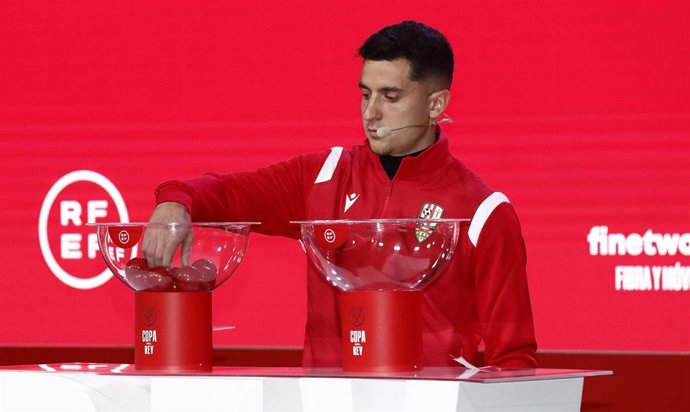 El jugador de la UD Logroñés Jaime Sierra en el sorteo de los dieciseisavos de final de la Copa del Rey 2022-23.