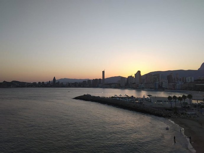 Archivo - Skyline de Benidorm tras una puesta de sol en imagen de archivo