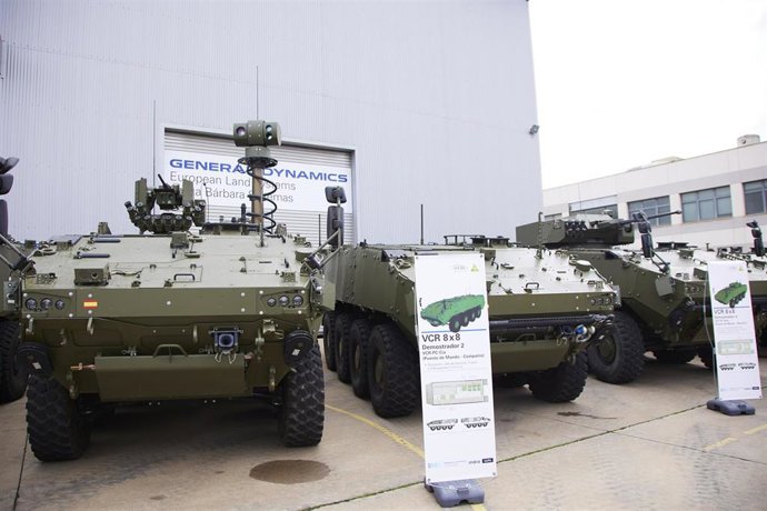 Detalle de los nuevos vehículos durante la presentación de los siete primeros Vehículos de Combate sobre Ruedas (VCR) 8x8 Dragón al Ministerio de Defensa y el Ejército de Tierra en la Fábrica de Trubia de GDELS-Santa Bárbara Sistemas en Alcalá de Guadai