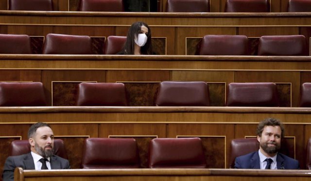 Archivo - La líder de Ciudadanos, Inés Arrimadas, el líder de Vox, Santiago Abascal (izda), y el portavoz de Vox en el Congreso, Iván Espinosa de los Monteros.