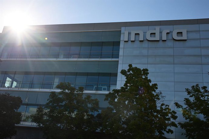 Archivo - Fachada de la sede de Indra, en la calle Avenida de Bruselas 35, a 8 de agosto de 2022, en Madrid (España). Presidida por Marc Murtra, Indra es una empresa multinacional española que ofrece servicios de consultoría sobre transporte, defensa, e