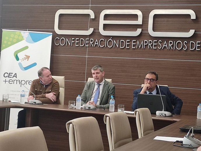 El delegado territorial de Agricultura, Pesca, Agua y Desarrollo Rural, Francisco Acosta (centro), durante su intervención en CECO.