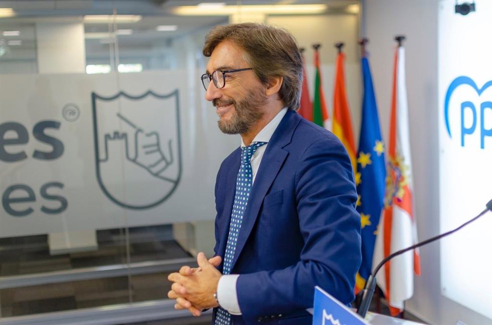 Archivo - El presidente del PP de Álava, Iñaki Oyarzabal