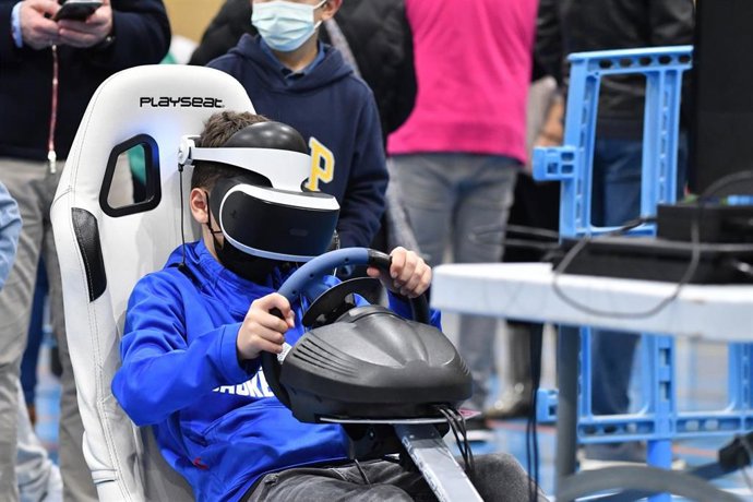 Ayuntamiento De Tomares: Nota De Prensa, Foto Y Cartel (Los Jóvenes, Protagonistas De La Navidad En Tomares Con La Iv Feria De Videojuegos, Un Micro Mapping Gastro Poema Y Una Gymkhana)