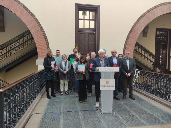 El conseller de Salud, Manel Balcells, y representantes de las patronales y sindicatos que han llegado a un preacuerdo para la renovación del convenio en la sanidad concertada