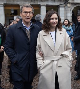 La presidenta de la Comunidad de Madrid, Isabel Díaz Ayuso, y el líder del PP, Alberto Núñez Feijóo, a su llegada a la Plaza Mayor de Madrid, a 23 de diciembre de 2022, en Madrid (España).