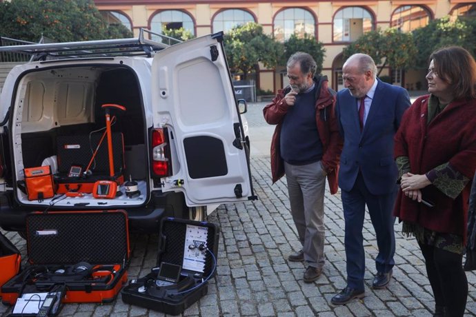 Villalobos observa el nuevo vehículo de localización de fugas de abastecimiento de aguas, en el Patio de la Diputación.