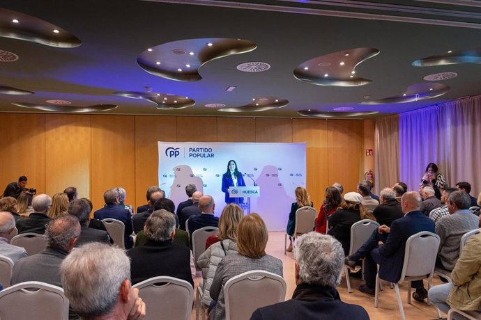 El presidente del PP-Aragón, Jorge Azcón, ha presentado a la candidata 'popular' a la Alcaldía de Huesca para las elecciones de mayo de 2023, Lorena Orduna