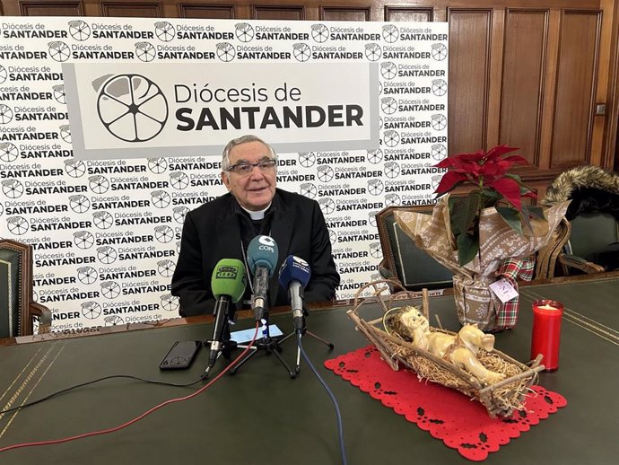 El obispo de Santander, Manuel Sánchez Monge, felicita la Navidad.
