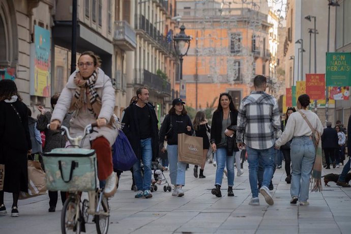 Varias personas realizan sus compras navideñas en la avenida de la Puerta del Ángel, a 9 de diciembre de 2022, en Barcelona, Catalunya (España). 