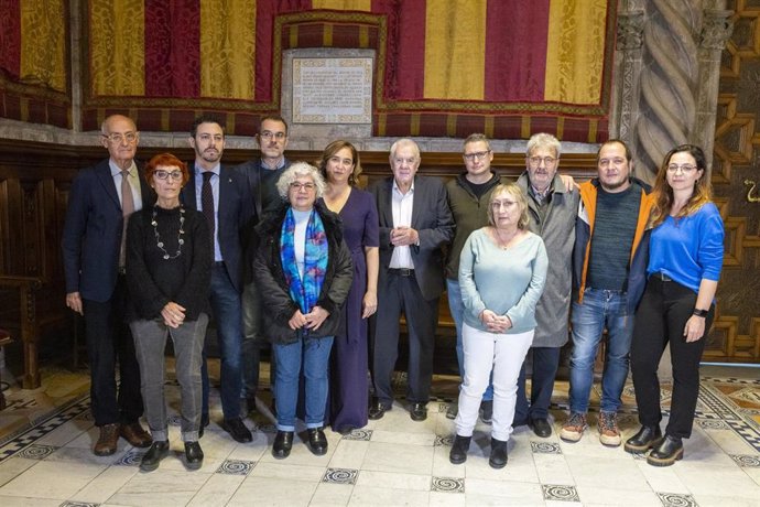 La alcaldesa de Barcelona, Ada Colau, con representantes de las entidades impulsoras de la Crida Internacional para convertir la Jefatura Superior de la Policía Nacional de la Via Laietana en centro de memoria.