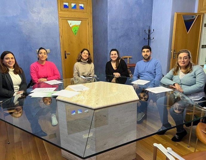 La concejala de Políticas Sociales, Ángeles Díaz,  con representantes de  Aspace, Fejidif, Jaén Inclusiva, Autismo Jaén Juan Martos Pérez y Asperger