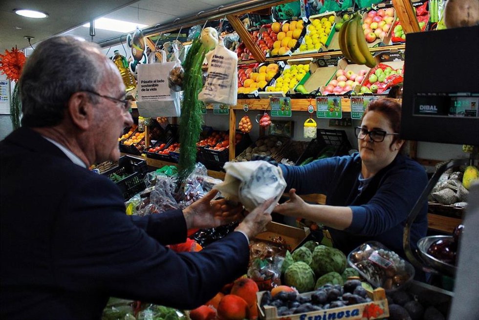 El alcalde de Málaga, Francisco de la Torre, durante una visita al mercado del Carmen.