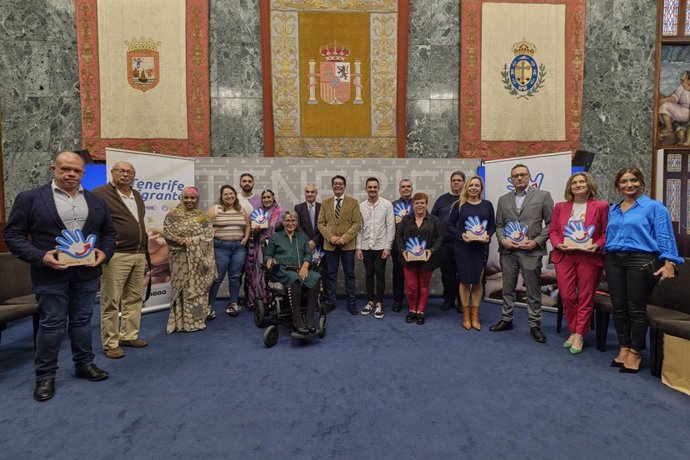 El presidente del Cabildo de Tenerife recibe a los galardonados con los Premios a la Solidaridad