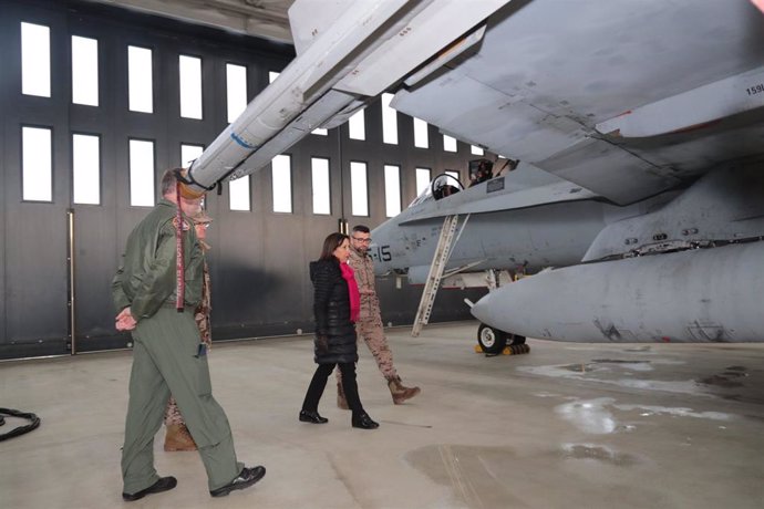 La ministra de Defensa, Margarita Robles, en una visita al Destacamento Viespe en la Base Aérea Borcea-Fetesti en Rumanía
