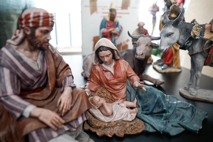 Archivo - Detalle de las figuras del nacimiento colocadas en el primer belén de la nueva temporada de Navidad que la Asociación de Belenistas de Madrid monta en el Ayuntamiento de Paracuellos del Jarama, Madrid, España, a 11 de noviembre de 2020. La Aso
