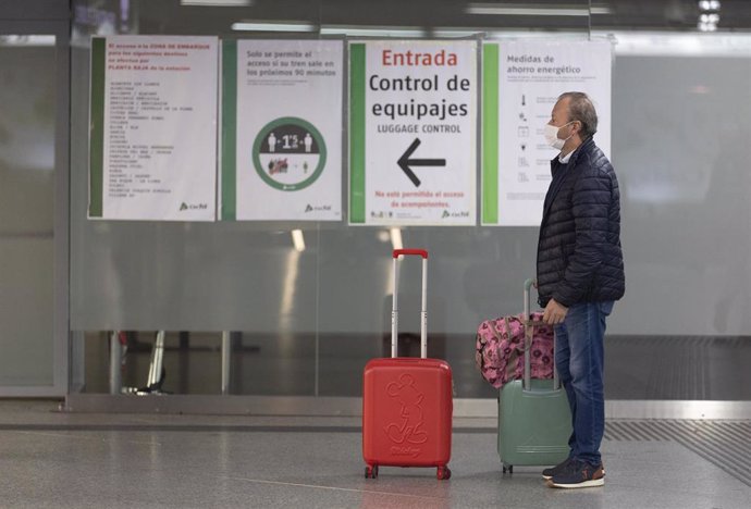 Un viajero espera en la entrada de control de equipajes en la estación de tren de Atocha, a 23 de diciembre de 2022, en Madrid (España). Con motivo de las fechas navideñas, Renfe ofrece más de cinco millones de plazas en los 25.000 trenes que pone en ci